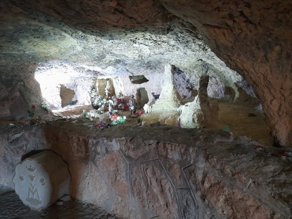 Detalle del acceso a la gruta